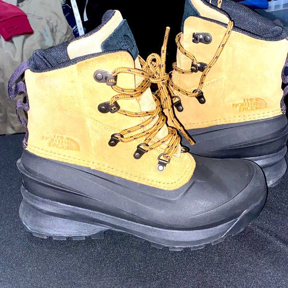 The North Face Chilkat MENS size 7.5 Tan and TAN BLACK Hiking Boots. LIKE NEW - Picture 1 of 14